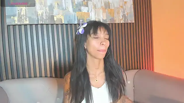 Snapshot of LauraAristizabal chatting on 10.03.25 LauraAristizabal online show from 10.03.25