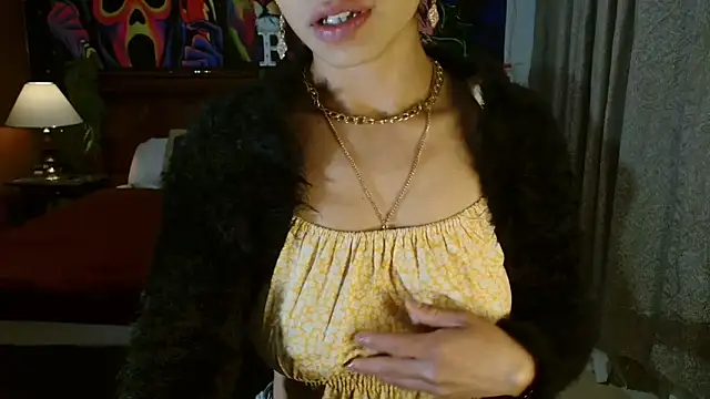 Snapshot of MINI_Petite chatting on 01.05.25 MINI Petite online show from 01.05.25