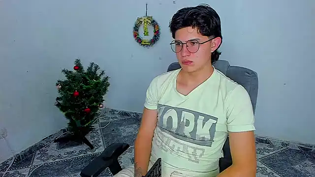 Snapshot of patrik_027 chatting on 12.12.24 patrik 027 online show from 12.12.24