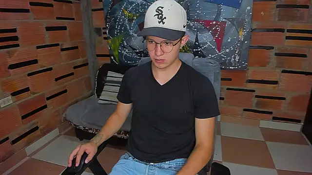 Snapshot of patrik_027 chatting on 02.15.25 patrik 027 online show from 02.15.25