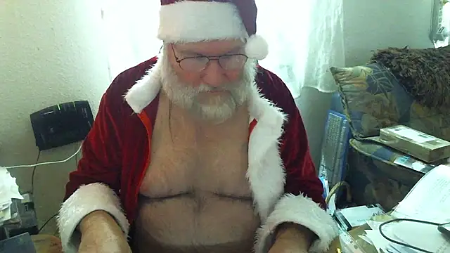 Snapshot of SexySantaC chatting on 12.19.24 SexySantaC online show from 12.19.24