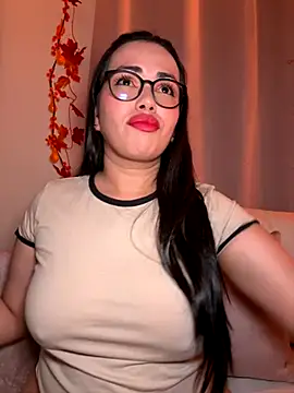 Snapshot of andra_rose chatting on 10.10.25 andra rose online show from 10.10.25