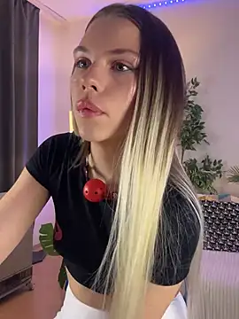 Snapshot of KittyKatyDream chatting on 02.03.25 KittyKatyDream online show from 02.03.25