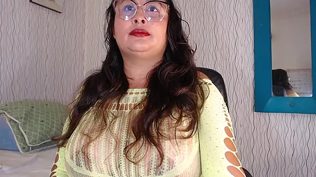 Snapshot of NadiaWhite chatting on 10.04.25 NadiaWhite online show from 10.04.25