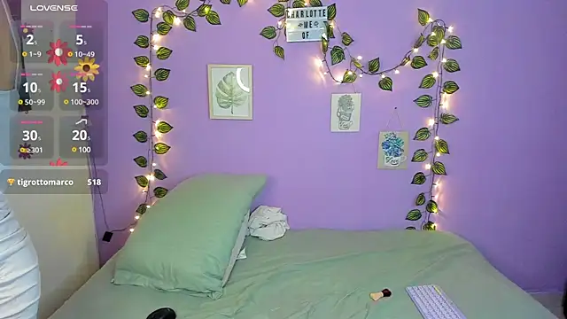 Snapshot of charlottte_queen chatting on 02.11.25 charlottte queen online show from 02.11.25