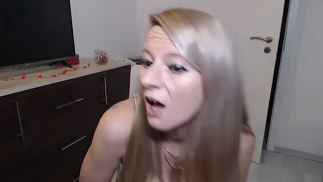 Snapshot of LaMadrina006 chatting on 12.19.24 LaMadrina006 online show from 12.19.24
