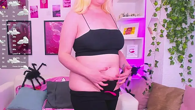 Snapshot of art_lovee chatting on 11.08.25 art lovee online show from 11.08.25