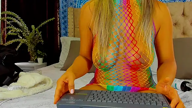 Snapshot of KeryHillson chatting on 12.17.24 KeryHillson online show from 12.17.24