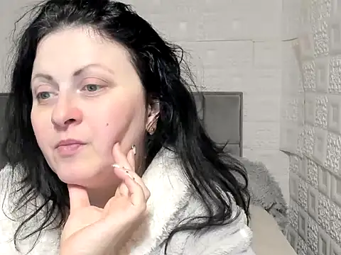 Snapshot of Lillian2 chatting on 02.15.25 Lillian2 online show from 02.15.25