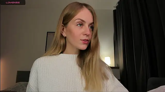 Snapshot of Alice_Dias chatting on 11.10.25 Alice Dias online show from 11.10.25