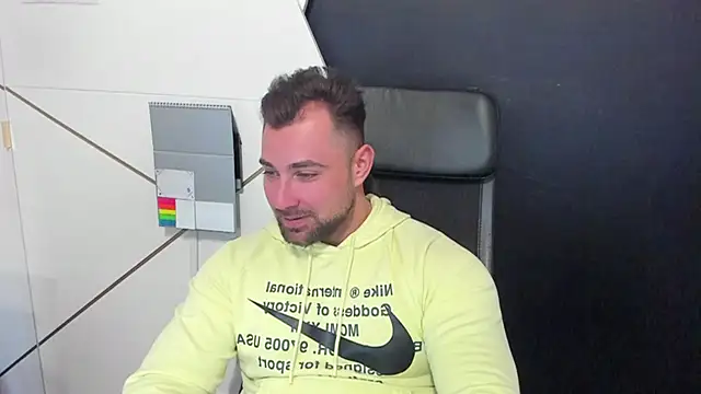 Snapshot of DuncanStone chatting on 02.05.25 DuncanStone online show from 02.05.25
