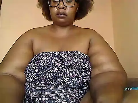 Snapshot of ZOQULUx chatting on 02.13.25 ZOQULUx online show from 02.13.25
