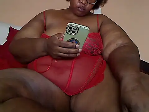 Snapshot of ZOQULUx chatting on 02.16.25 ZOQULUx online show from 02.16.25
