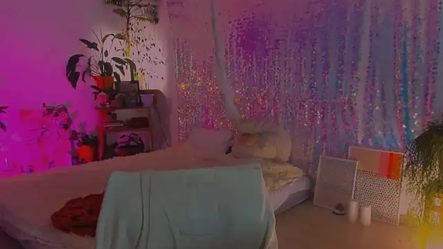 Snapshot of poli__ chatting on 12.16.24 poli   online show from 12.16.24