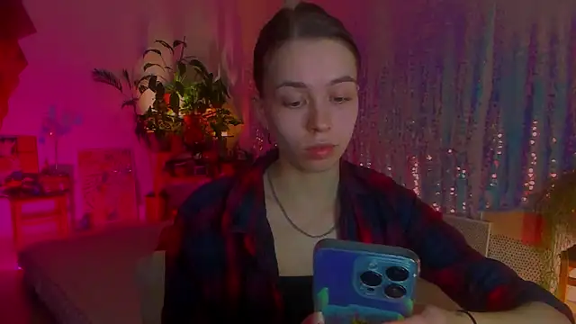 Snapshot of poli__ chatting on 02.14.25 poli   online show from 02.14.25