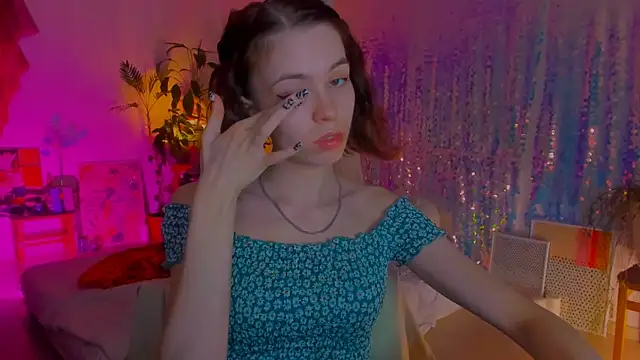 Snapshot of poli__ chatting on 03.19.25 poli   online show from 03.19.25