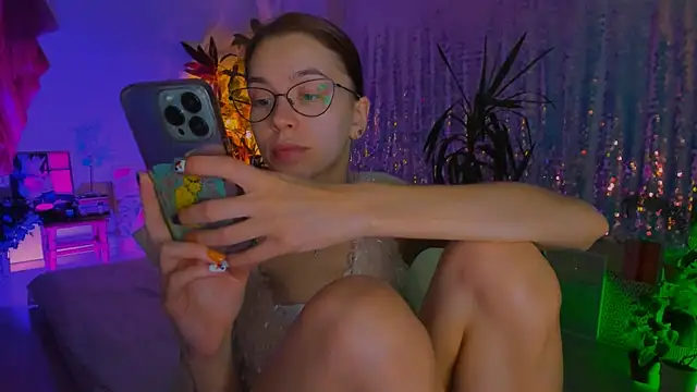 Snapshot of poli__ chatting on 10.28.25 poli   online show from 10.28.25