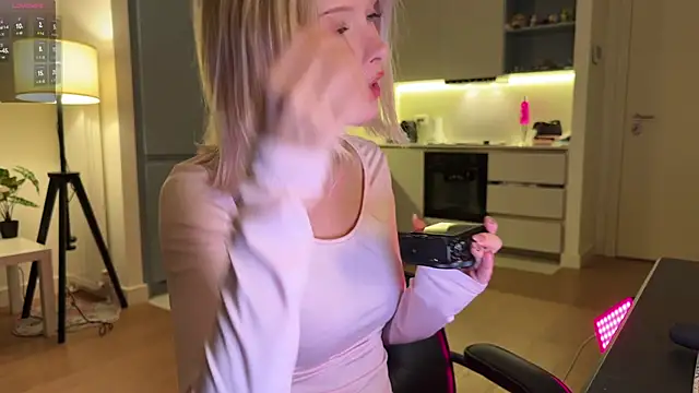 Snapshot of neon_demon chatting on 09.18.25 neon demon online show from 09.18.25