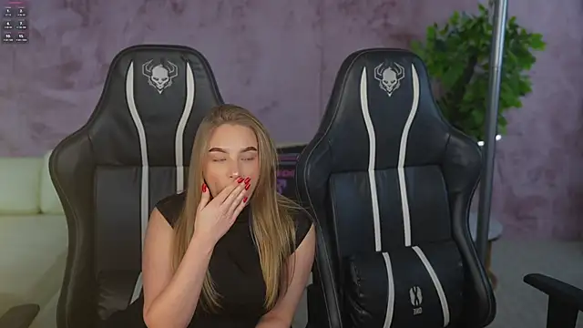 Snapshot of Kate054 chatting on 11.06.25 Kate054 online show from 11.06.25