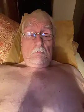 Snapshot of Steffibi1954 chatting on 10.29.25 Steffibi1954 online show from 10.29.25