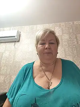 Snapshot of EffectFiona chatting on 12.14.24 EffectFiona online show from 12.14.24