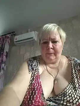 Snapshot of EffectFiona chatting on 12.18.24 EffectFiona online show from 12.18.24