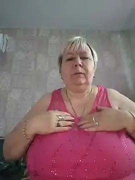 Snapshot of EffectFiona chatting on 12.22.24 EffectFiona online show from 12.22.24
