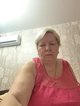 Snapshot of EffectFiona chatting on 12.22.24 EffectFiona online show from 12.22.24