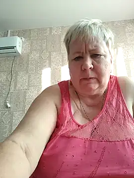 Snapshot of EffectFiona chatting on 12.28.24 EffectFiona online show from 12.28.24