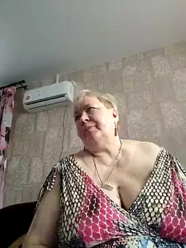 Snapshot of EffectFiona chatting on 12.30.24 EffectFiona online show from 12.30.24