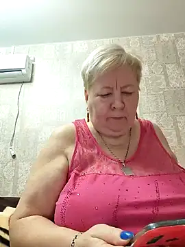 Snapshot of EffectFiona chatting on 12.30.24 EffectFiona online show from 12.30.24