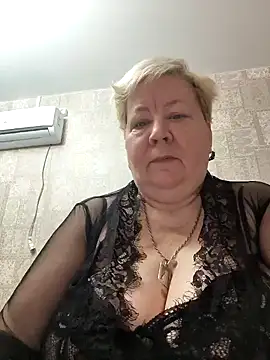 Snapshot of EffectFiona chatting on 01.18.25 EffectFiona online show from 01.18.25