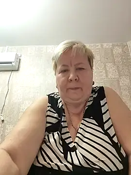 Snapshot of EffectFiona chatting on 01.19.25 EffectFiona online show from 01.19.25