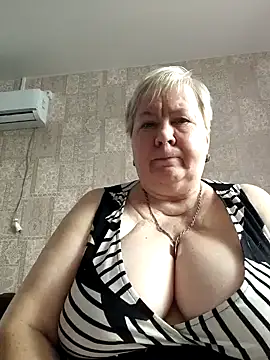 Snapshot of EffectFiona chatting on 01.29.25 EffectFiona online show from 01.29.25
