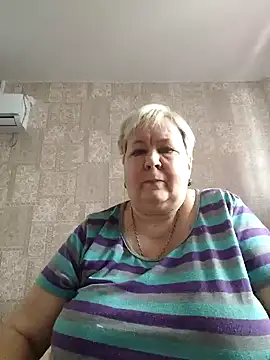 Snapshot of EffectFiona chatting on 02.06.25 EffectFiona online show from 02.06.25