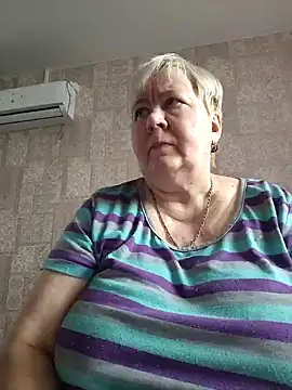 Snapshot of EffectFiona chatting on 02.07.25 EffectFiona online show from 02.07.25