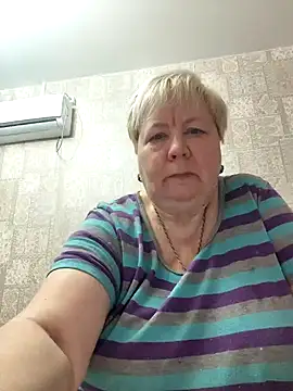 Snapshot of EffectFiona chatting on 02.10.25 EffectFiona online show from 02.10.25