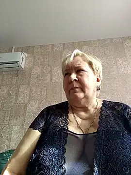 Snapshot of EffectFiona chatting on 02.14.25 EffectFiona online show from 02.14.25