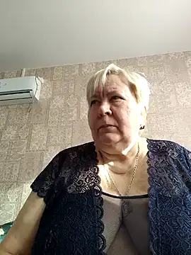 Snapshot of EffectFiona chatting on 02.14.25 EffectFiona online show from 02.14.25
