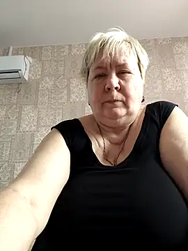 Snapshot of EffectFiona chatting on 02.23.25 EffectFiona online show from 02.23.25