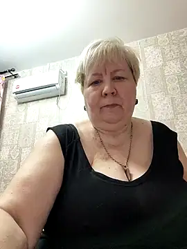 Snapshot of EffectFiona chatting on 02.24.25 EffectFiona online show from 02.24.25