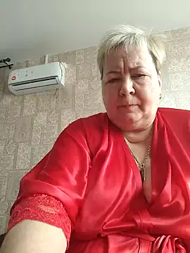 Snapshot of EffectFiona chatting on 03.08.25 EffectFiona online show from 03.08.25