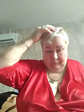 Snapshot of EffectFiona chatting on 03.10.25 EffectFiona online show from 03.10.25