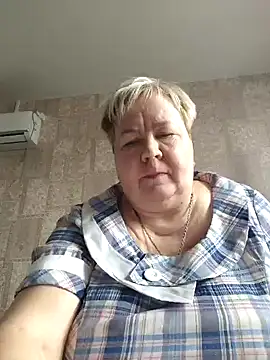 Snapshot of EffectFiona chatting on 03.16.25 EffectFiona online show from 03.16.25