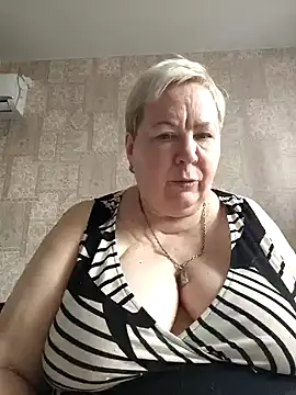 Snapshot of EffectFiona chatting on 03.18.25 EffectFiona online show from 03.18.25