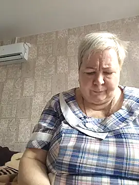 Snapshot of EffectFiona chatting on 03.19.25 EffectFiona online show from 03.19.25