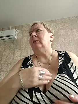 Snapshot of EffectFiona chatting on 03.22.25 EffectFiona online show from 03.22.25