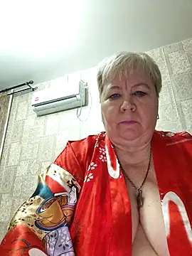 Snapshot of EffectFiona chatting on 09.12.25 EffectFiona online show from 09.12.25