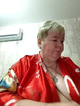 Snapshot of EffectFiona chatting on 09.18.25 EffectFiona online show from 09.18.25