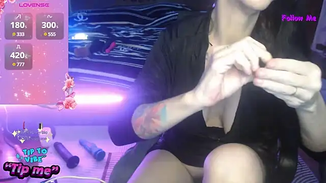 Snapshot of VenusX chatting on 03.11.25 VenusX online show from 03.11.25